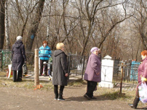 Получатели услуги посещают кладбище в родительский день